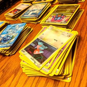 Mix of 500+ Pokemon Cards